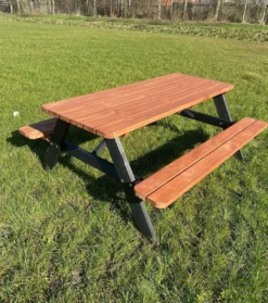 Goedkopepicknicktafels.nl | Zwart Bruine XL Picknicktafel Bruno | Tuintafel 6 Persoons | Bruin Zwart Gespoten Gedroogd Grenen Hout! -Tuinmeubelen 1061x1200