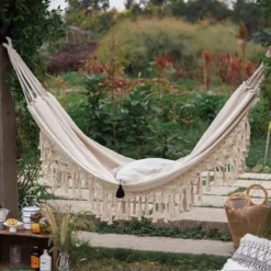 QUVIO Hangmat Voor In De Tuin - Tuinstoelen - Reishangmat Voor Camping, Outdoor En Reizen - Hamock - Katoen Ademend - Maximale Belasting Van 250KG - Lig Oppervlak Van 180 Cm - Geschikt Voor 1 Persoon - Beige -Tuinmeubelen 1200x1200 597