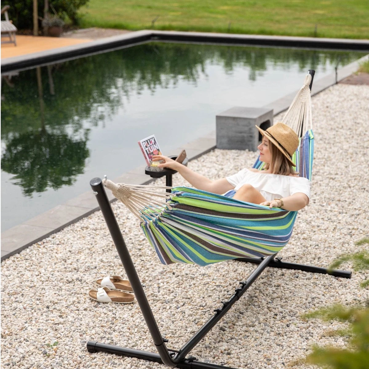 Vita5 Hangmat Met Standaard – 2 Persoons – Incl. Bekerhouder – 205kg Draaggewicht – Groen/Blauw 12 Vita5 Hangmat Met Standaard – 2 Persoons – Incl. Bekerhouder – 205kg Draaggewicht – Groen/Blauw - Afbeelding 12