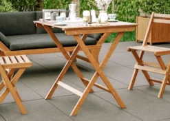 Bistro Set Hout Balkonset FSC – Patio Set Tuin – Houten Frans Tuinsetje – Kleine Tuinset – Complete Kleine Balkon Tafelset Met Gratis Bijzettafel – Hardhout FSC Balkonstoelen & Balkon Tafel - Tuintafel En Stoelen - Bistroset Van Hout – Balcony Set -Tuinmeubelen 1200x857 1