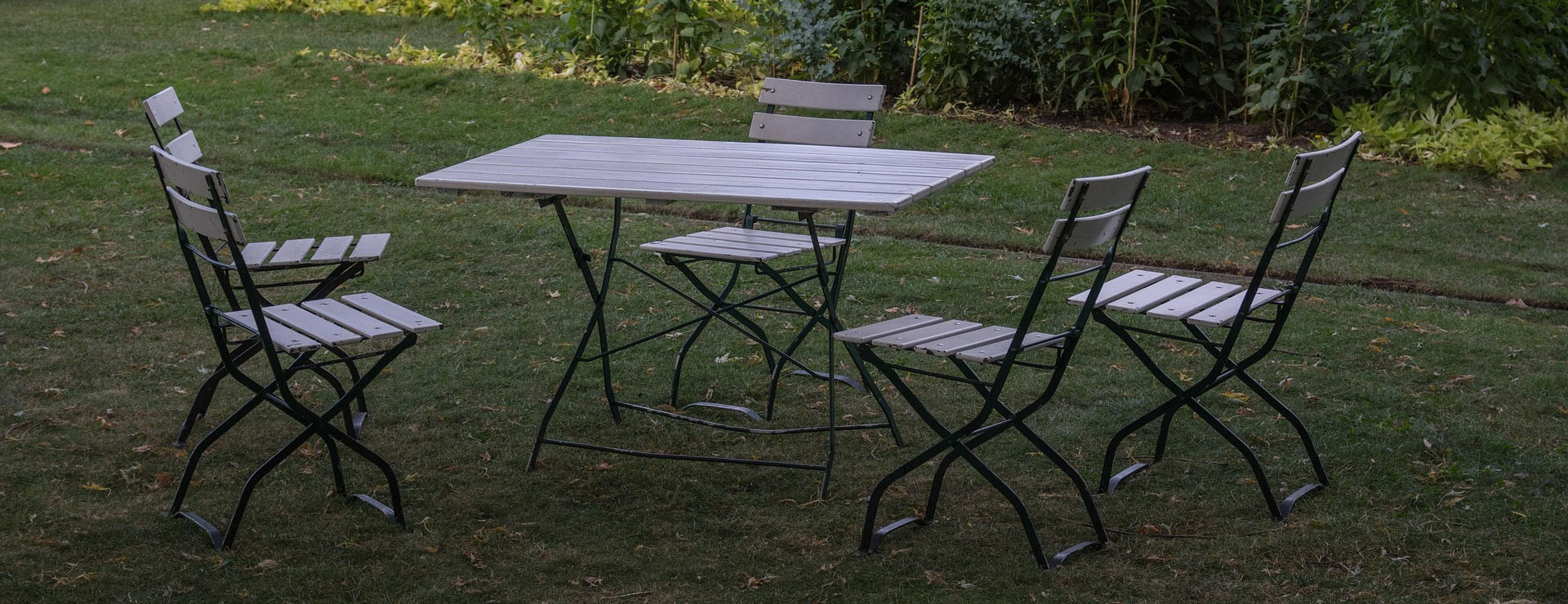 Tuinmeubelen -Tuinmeubelen garden table 3763381 1920